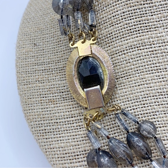 Vintage multistrand lightweight gray plastic bead necklace with decorative clasp - Picture 5 of 12